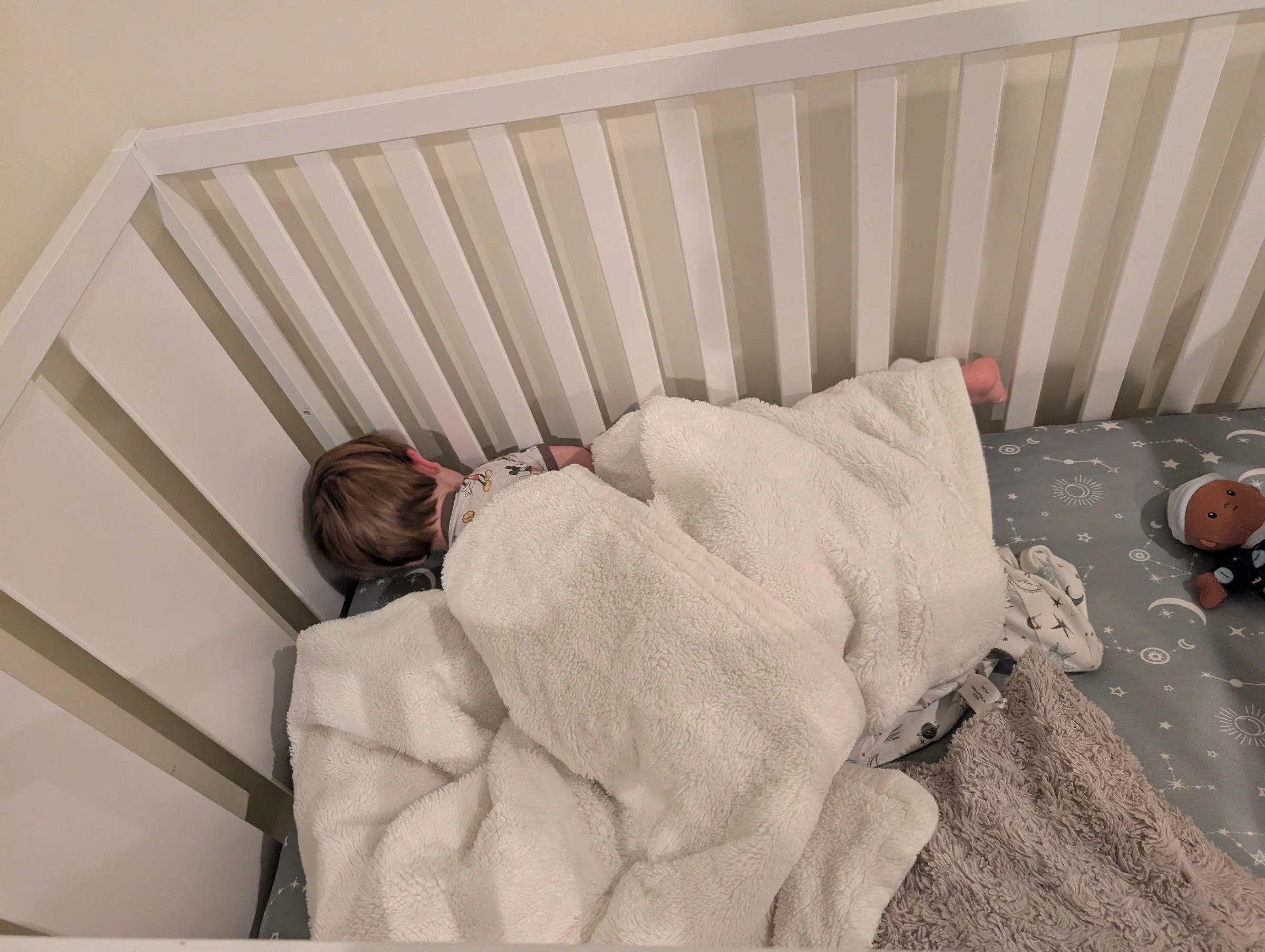The funny moments of parenting - kiddo wasn't napping during his rest time and fell asleep near the end of it. We still had to get him up at a reasonable time so he was super groggy and just stayed in the corner of his crib like this for a bit 😂 Gave us a good chuckle