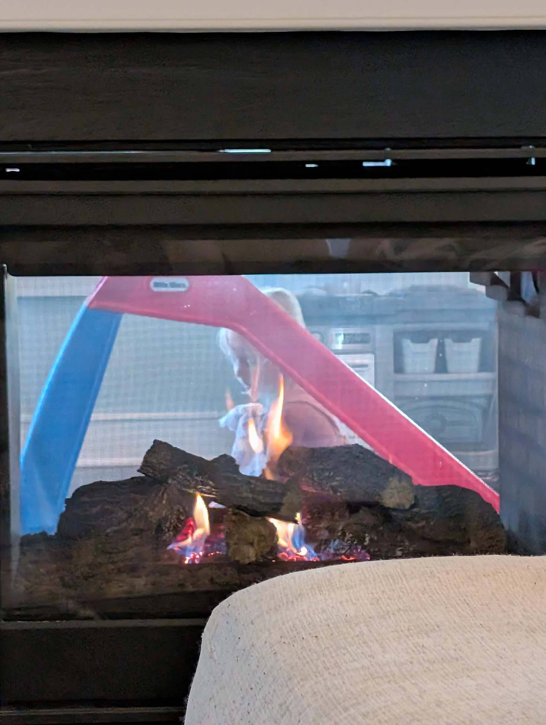 Kiddo wanted to turn the fire on today for a "campfire". Thought it would be fun until it warmed up later in the day 😅 Good day at work, planned the structure for kids choir, and date night to end the day!